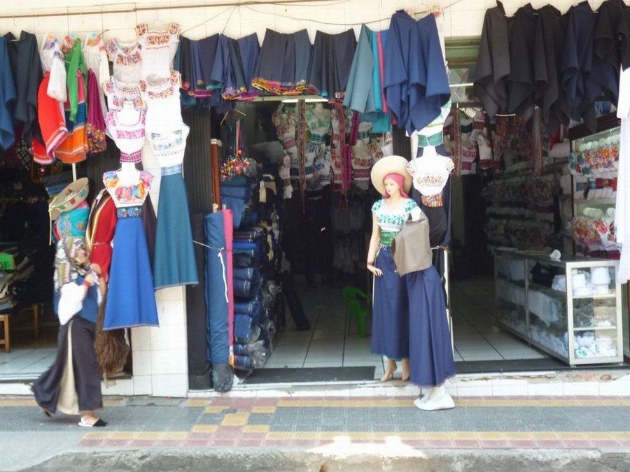 traditionele kleding markt Otavalo Ecuador