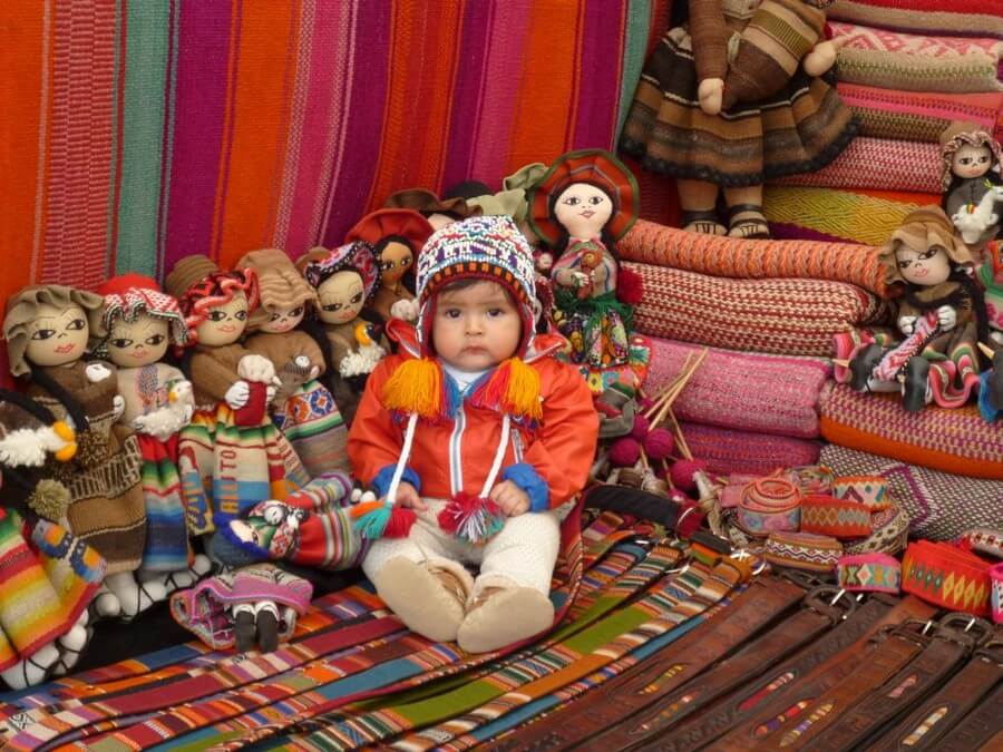 Jongetje Pisac souvenirskraam Peru reis