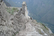 Treden aan de top van Huayna Picchu