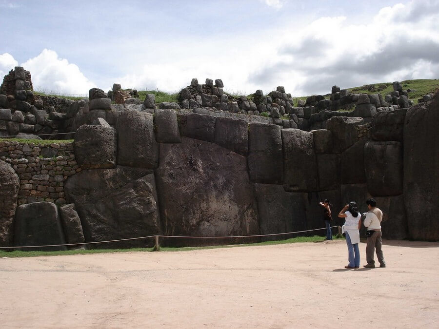 Reusachtige stenen in Sacsayhuaman Cusco tour