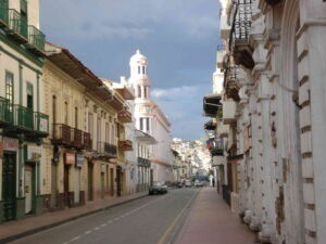 straat in Cuenca rondreis met huurauto in Ecuador