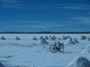 fiets in Salar de Uyuni individuele rondreis Bolivia