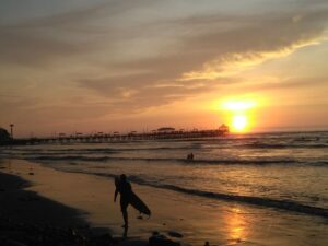 surfen bij zonsondergang in Huanchaco Peru